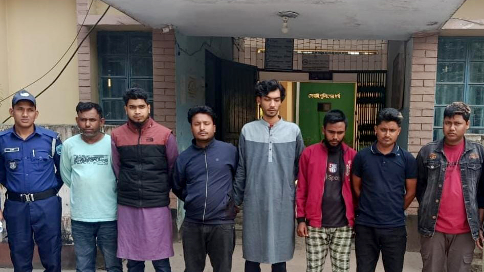 চাঁদা না দিলে আপত্তিকর ছবি তুলে ভাইরালের হুমকি, গ্রেপ্তার ৭