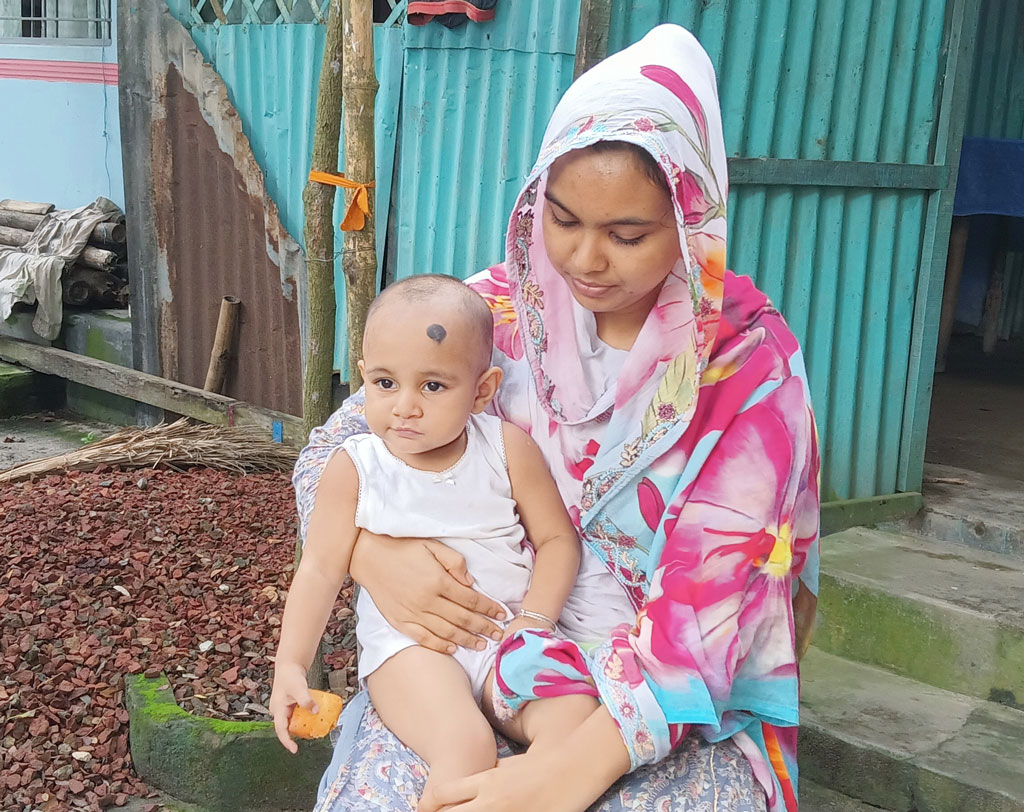 শহীদ রায়হানুল ইসলাম রায়হানের স্ত্রী ও একমাত্র সন্তান। ছবি: আজকের পত্রিকা