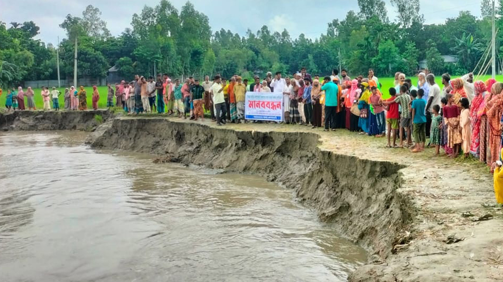 উলিপুরে তিস্তা নদীর ভাঙন রোধে স্থায়ী সমাধানের দাবিতে মানববন্ধন