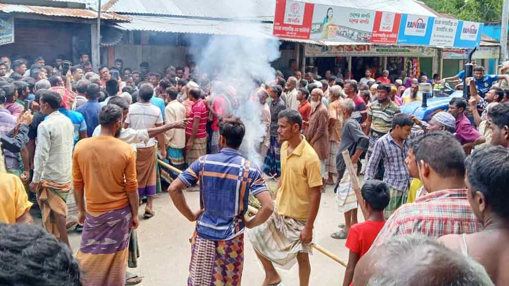 কৃষক দেখে সটকে পড়লেন কৃষি কর্মকর্তা ও ডিলার, সারের জন্য সড়ক অবরোধ