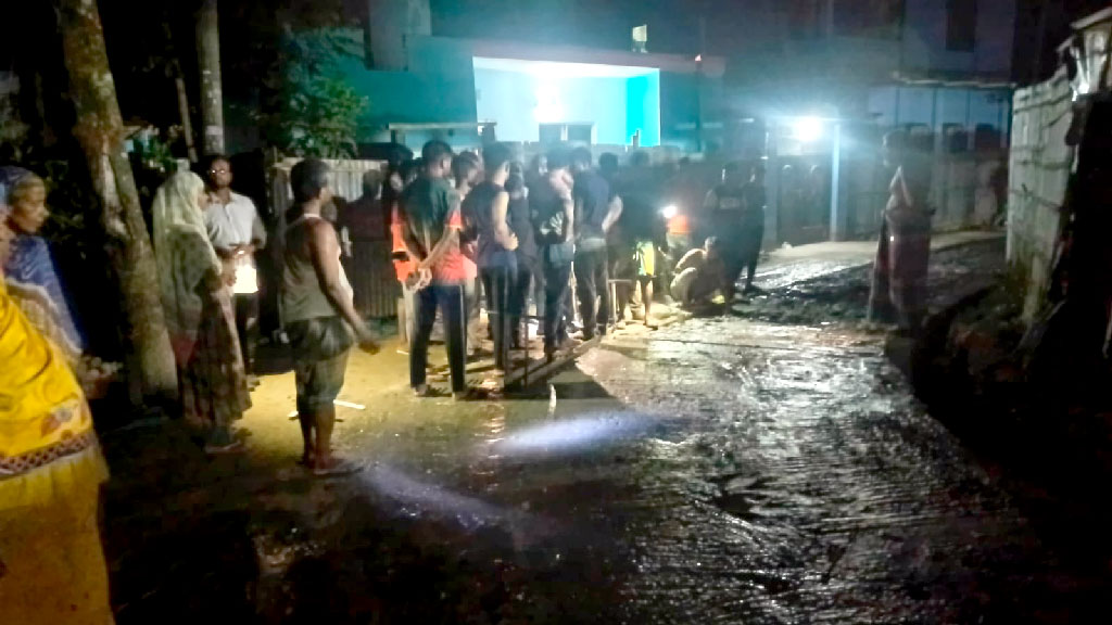 রাতের আঁধারে সড়ক ঢালাইয়ের অভিযোগ, ক্ষোভের মুখে পালালেন ঠিকাদারের লোকজন