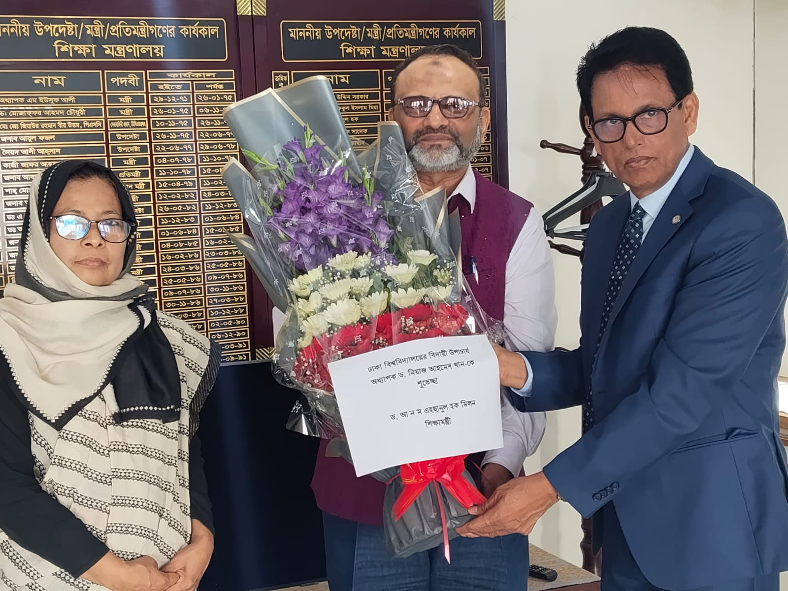 আনুষ্ঠানিকভাবে পদত্যাগ করলেন ঢাবি উপাচার্য