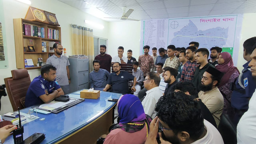 জবির শিক্ষার্থী বাসে হামলার ঘটনায় সিংগাইর থানায় হাজির উপাচার্য