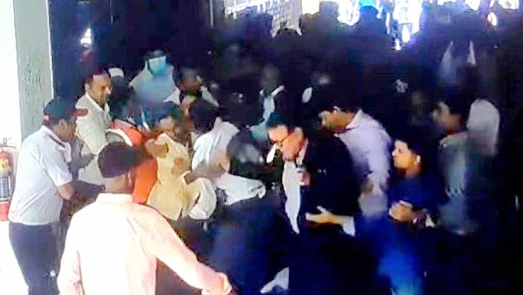 অটো পাসের দাবিতে জাতীয় বিশ্ববিদ্যালয়ের উপাচার্যের ওপর হামলা