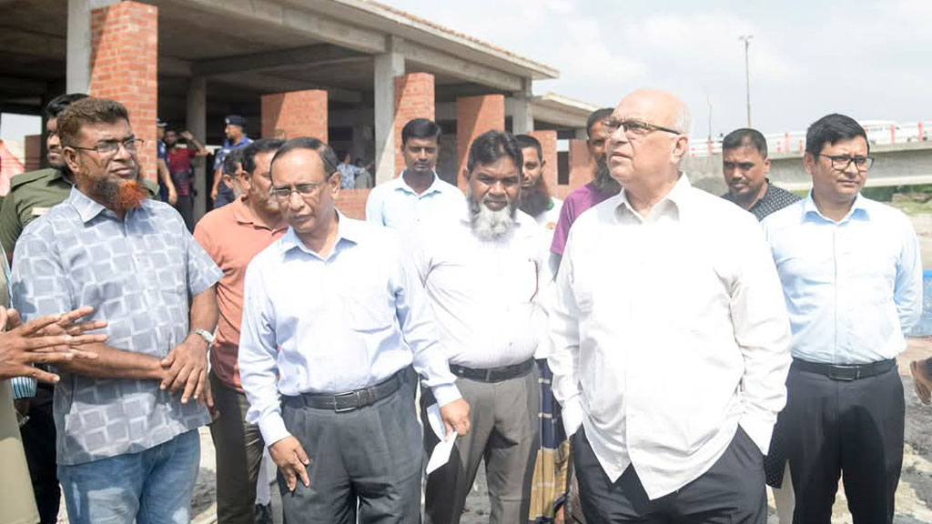 দুর্যোগকালে জনদুর্ভোগ লাঘবে সরকার আশ্রয়কেন্দ্র নির্মাণ করছে: উপদেষ্টা ফারুক-ই-আজম