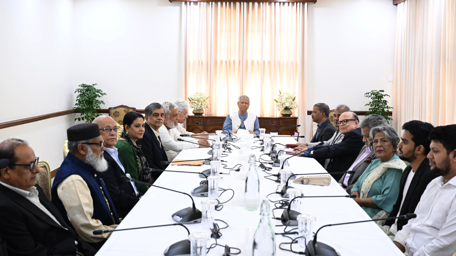 উপদেষ্টা পরিষদের বিশেষ বৈঠক: খালেদা জিয়াকে ভিভিআইপি মর্যাদা দেওয়ার সিদ্ধান্ত, দোয়া-প্রার্থনার আহ্বান