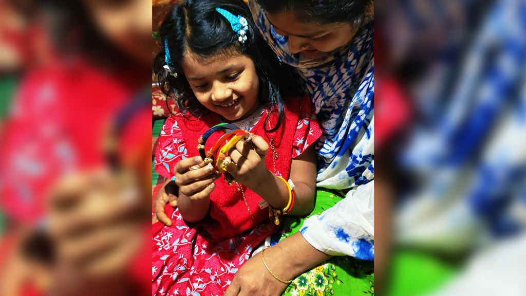 চা বিক্রেতা বৃদ্ধা ও নাতনির কাছে ঈদ উপহার পাঠালেন প্রধানমন্ত্রী