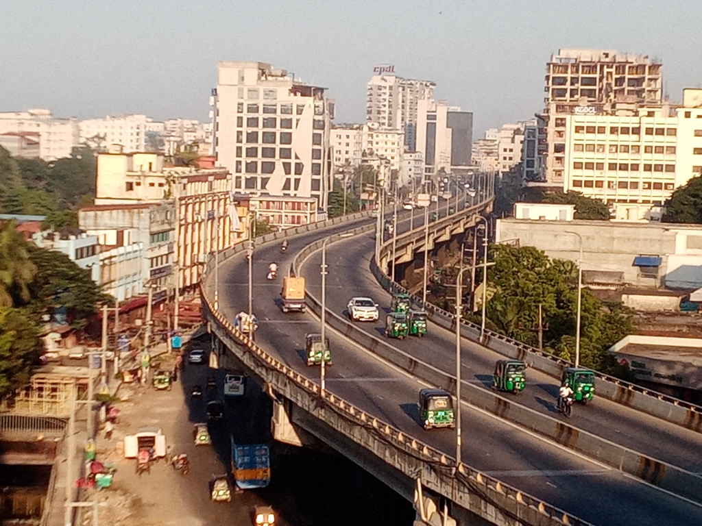 চট্টগ্রামে সড়কে টায়ার জ্বালিয়েছে আওয়ামী লীগ, গণপরিবহনের সংখ্যা কম