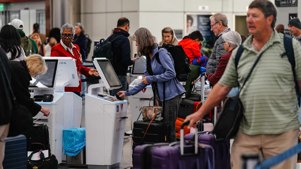 সরকারি অচলাবস্থা: যুক্তরাষ্ট্রজুড়ে ১৪০০ ফ্লাইট বাতিল, বিলম্ব কয়েক হাজার