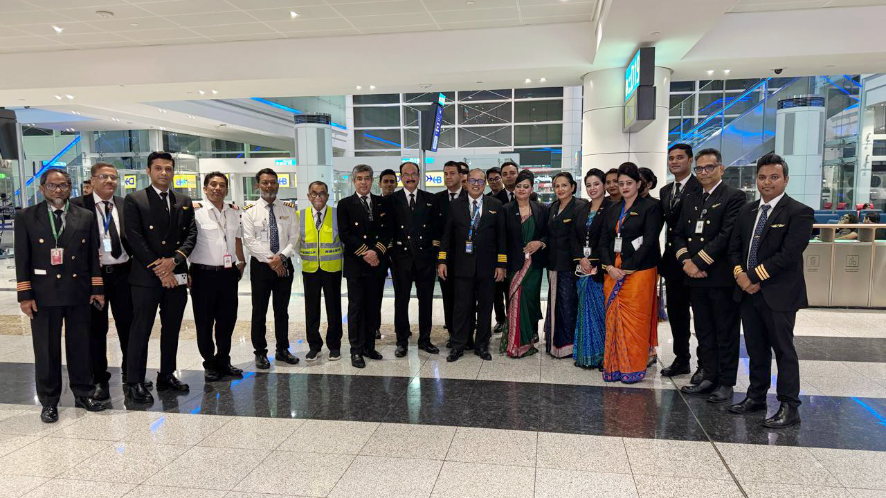 দুবাইয়ে আটকে পড়া বিমানের ২৭ জন ক্রুকে ফিরিয়ে আনল ইউএস-বাংলা