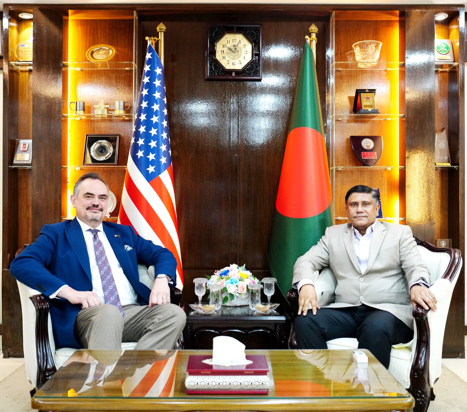 সেনানিবাসে প্রতিরক্ষা উপদেষ্টা ও মার্কিন রাষ্ট্রদূতের বৈঠক
