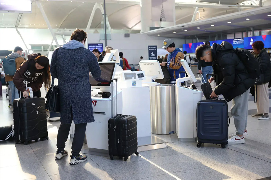 মার্কিন সরকারে অচলাবস্থা: রাজনৈতিক ‘দাবার ঘুঁটি’ বিমানকর্মীরা, একদিনে ৫০০০ ফ্লাইট বাতিল, বিলম্ব