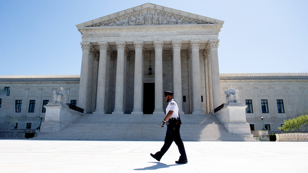 ট্রাম্পের বৈশ্বিক শুল্ক বাতিল করে দেওয়া মার্কিন সুপ্রিম কোর্টের বিচারক কারা