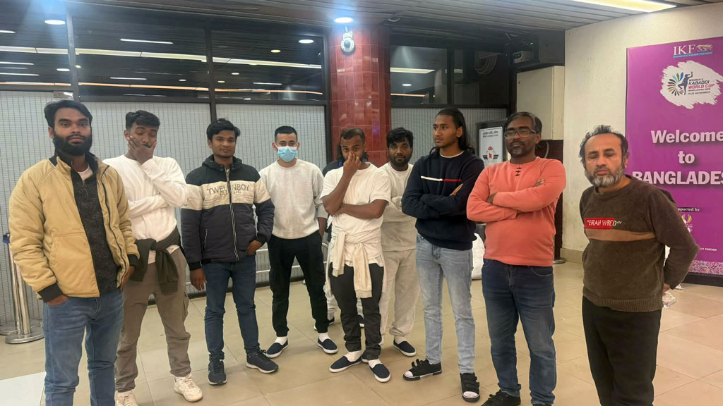 হাতকড়া ও শেকল পরিয়ে আরও ৩১ বাংলাদেশিকে ফেরত পাঠাল যুক্তরাষ্ট্র