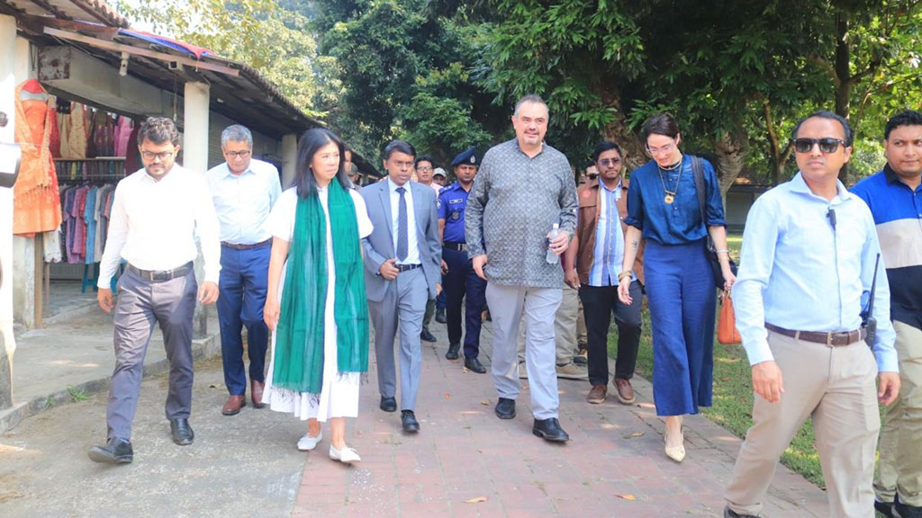 সোনারগাঁয়ের পানাম নগরী ও জাদুঘর পরিদর্শনে মার্কিন রাষ্ট্রদূত ব্রেন্ট টি ক্রিস্টেনসেন। ছবি: আজকের পত্রিকা