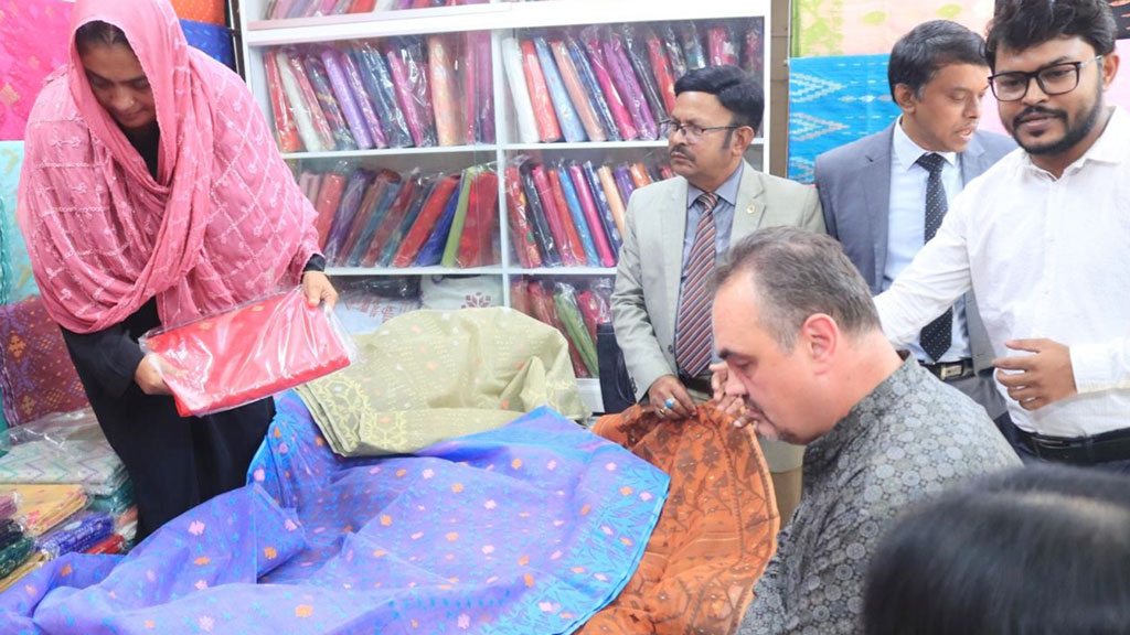 সোনারগাঁয়ে কারুপল্লীর ঐতিহ্যবাহী জামদানি পল্লী পরিদর্শন করেন মার্কিন রাষ্ট্রদূত ব্রেন্ট টি ক্রিস্টেনসেন। ছবি: আজকের পত্রিকা