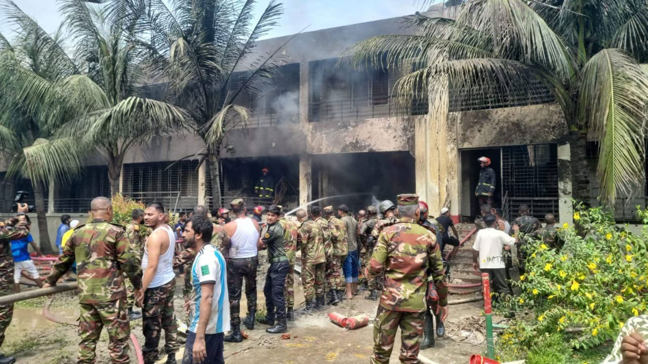 উত্তরায় প্রশিক্ষণ বিমান বিধ্বস্ত, বহু হতাহতের শঙ্কা