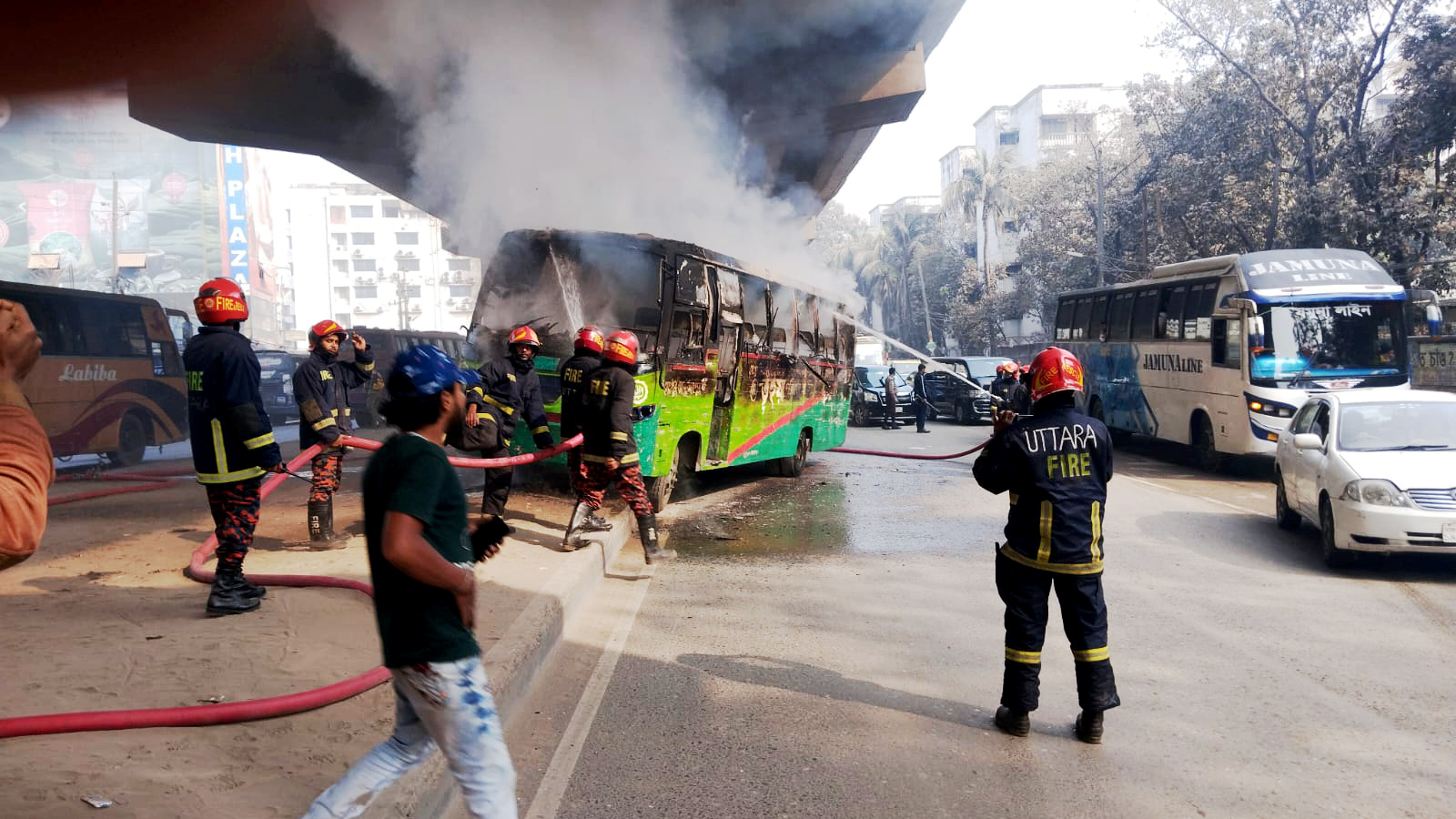 রাজধানীর উত্তরায় বাসে আগুন