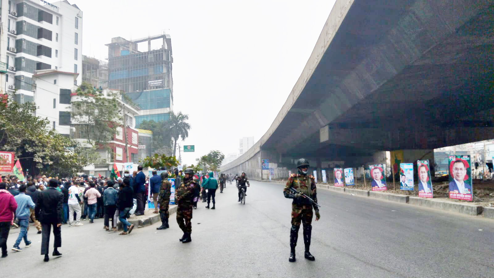 তারেক রহমানের প্রত্যাবর্তন: বিমানবন্দর সড়কে নিশ্ছিদ্র নিরাপত্তা, গণপরিবহন শূন্য মহাসড়ক