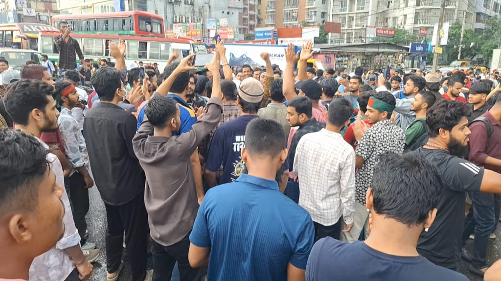 গোপালগঞ্জে এনসিপির সমাবেশে হামলার প্রতিবাদে উত্তরায় দেড় ঘণ্টা সড়ক অবরোধ