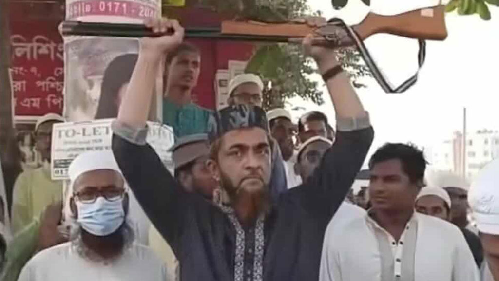 ইসকন নিষিদ্ধের দাবিতে মিছিলে রাইফেল দেখিয়ে আতঙ্ক সৃষ্টি, গ্রেপ্তার ১