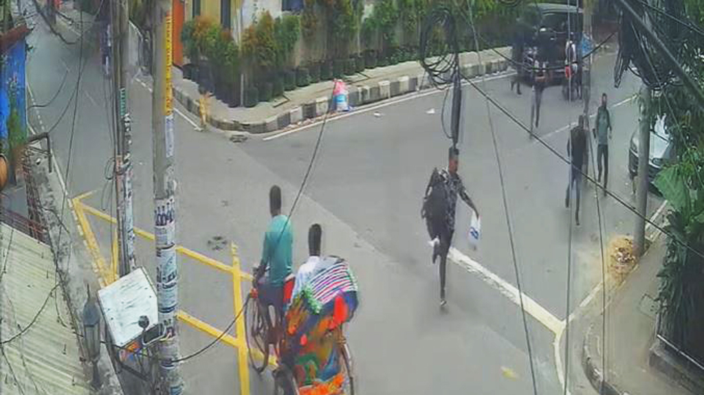 কালো মাইক্রো গতিরোধ করার পর মোটরসাইকেল থেকে নেমে এক ব্যক্তি দৌড় দেন। ছবি: ভিডিও থেকে নেওয়া