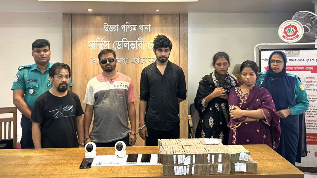 চাকরির নামে ডেকে নিয়ে অশ্লীল ভিডিও ধারণ করে টাকা আদায় করত চক্রটি