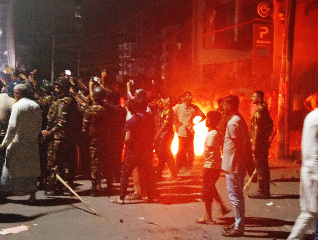উত্তরায় শপিং মলে ভাঙচুর-লুটপাট: দুই মামলায় রিমান্ডে ১৬ জন
