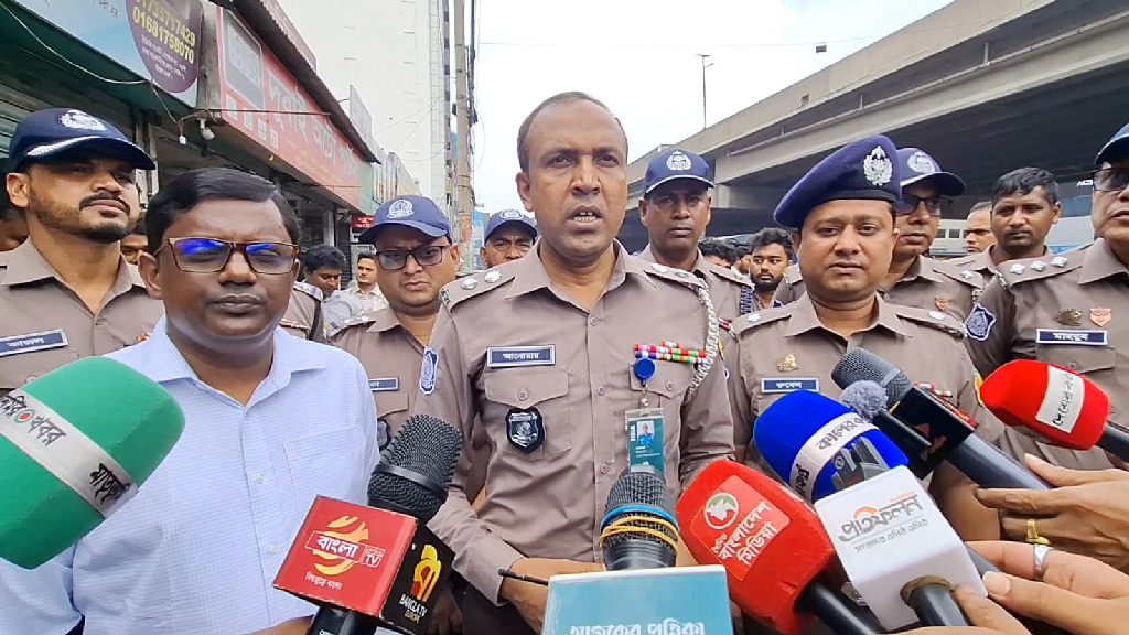 উত্তরায় ঢাকঢোল পিটিয়ে ফুটপাত দখলদারদের সতর্ক করল পুলিশ-ম্যাজিস্ট্রেট