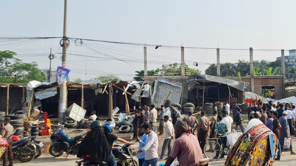 উত্তরায় রাজউকের জায়গা দখল করে গড়ে ওঠা দোকানপাট উচ্ছেদ