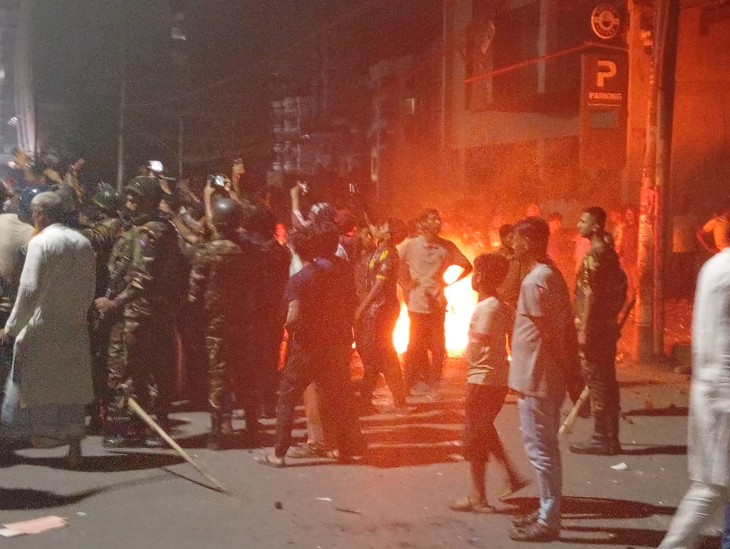 উত্তরায় রিকশাচালককে হত্যার গুজবে মার্কেট ভাঙচুর, রাস্তায় আগুন