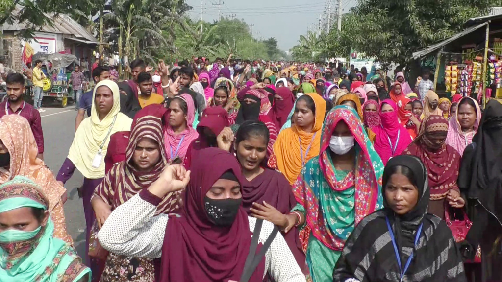 উত্তরা ইপিজেডে ৪ কারখানা বন্ধের প্রতিবাদে বিক্ষোভ