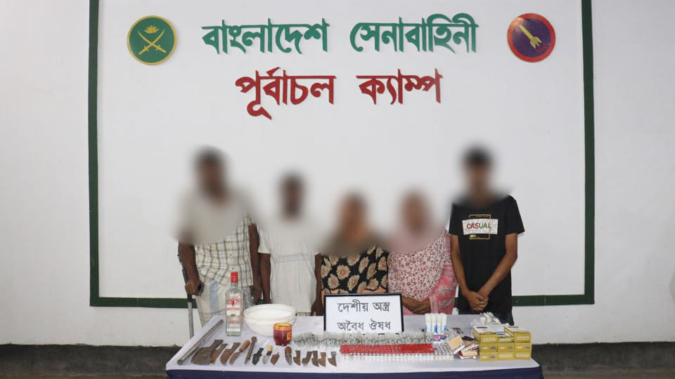 রাজধানীর উত্তরখানে কিশোর গ্যাং লিডার ও দুই নারীসহ আটক ৫, দেশীয় অস্ত্র জব্দ