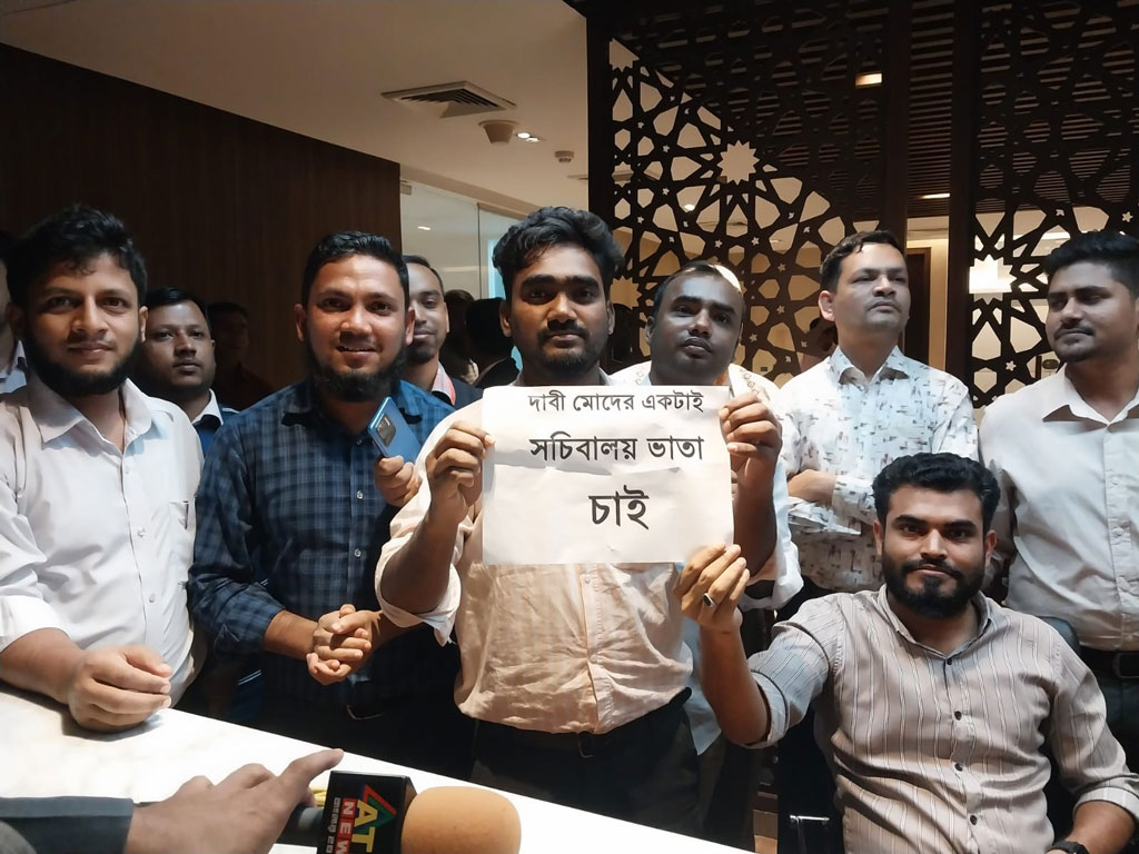 সচিবালয়ে অবরুদ্ধ অর্থ উপদেষ্টা