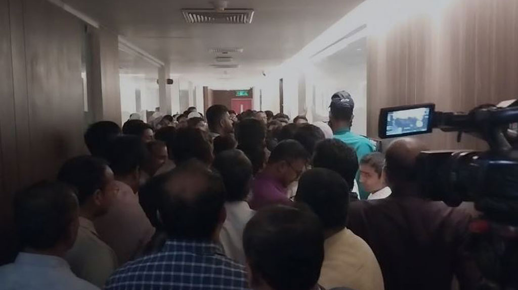 সচিবালয় ভাতা চালুর দাবিতে অর্থ উপদেষ্টাকে অবরুদ্ধ করে রাখা হয়েছে। ছবি: আজকের পত্রিকা