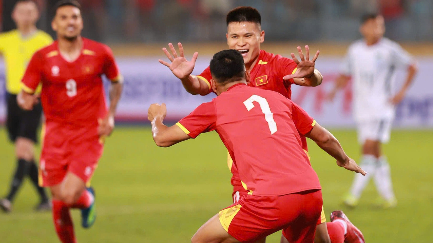 তিন গোলে পিছিয়ে থেকে বিরতিতে বাংলাদেশ