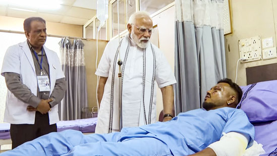 উড়োজাহাজের ২৪২ আরোহীর মধ্যে শুধু রমেশ বেঁচে গেলেন কীভাবে