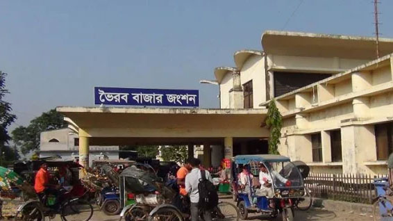 ভৈরব রেলস্টেশন: খেলা নিয়ে সংঘর্ষ-ভাঙচুর আটকা পড়ল ৬ ট্রেন