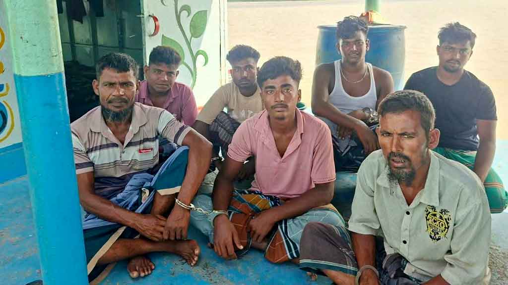 ভোলায় অবৈধভাবে বালু উত্তোলন, ড্রেজার ও বাল্কহেডসহ আটক ৭