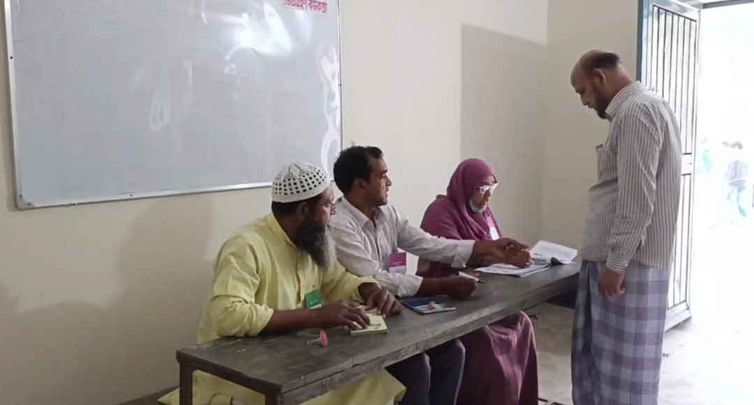 বগুড়া–৬ আসনের উপনির্বাচনে ভোটগ্রহণ চলছে, কেন্দ্রে ভোটার উপস্থিতি কম