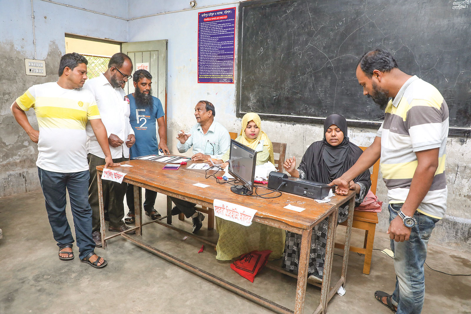৫ টাকার অফিসার ও ভোট গ্রহণে টিমওয়ার্ক