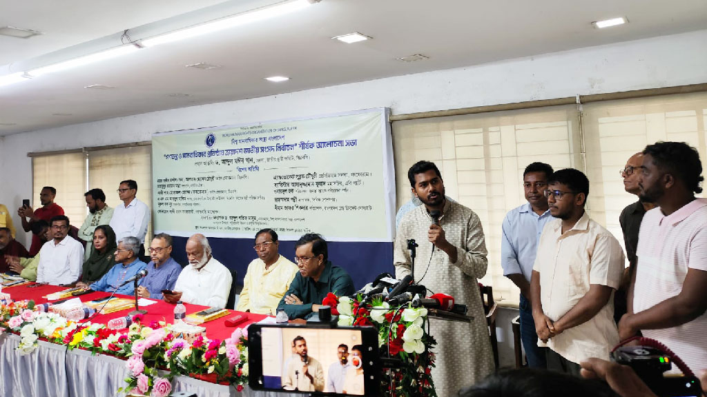 জাতীয় প্রেসক্লাবে আয়োজিত আলোচনা সভায় বক্তব্য দেন নুরুল হক নুর। ছবি: আজকের পত্রিকা
