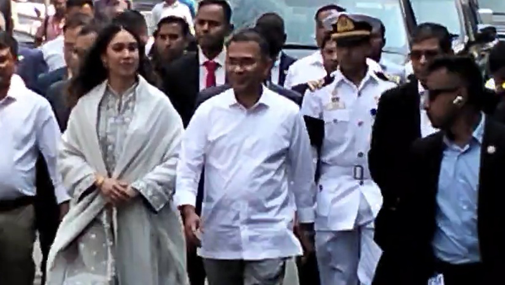 সচিবালয় থেকে হেঁটে ওসমানী মিলনায়তনে তারেক রহমান, সঙ্গে মেয়ে জাইমা