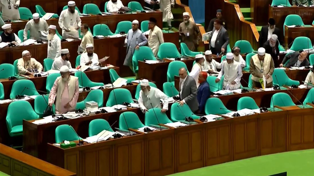 ‘গণবিরোধী’ বিল পাসের অভিযোগ করে বিরোধী দলের ওয়াকআউট