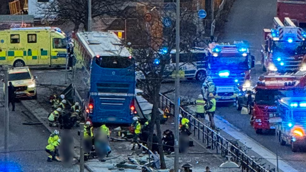 সুইডেনে যাত্রীছাউনিতে ঢুকে পড়ল বাস, বেশ কয়েকজন নিহতের খবর