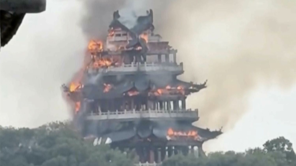 ‘দায়িত্বজ্ঞানহীন’ পর্যটকের মোমবাতির আগুনে পুড়ল মন্দির