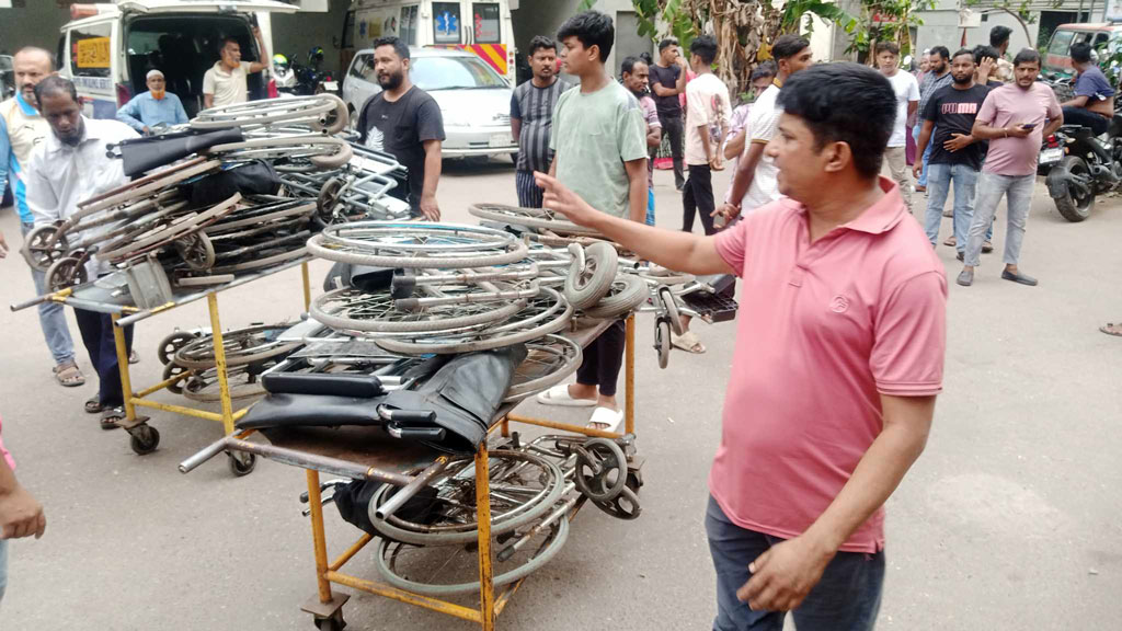 রোগী বহনের নামে টাকা আদায়, ঢামেকে ২১ হুইলচেয়ার জব্দ