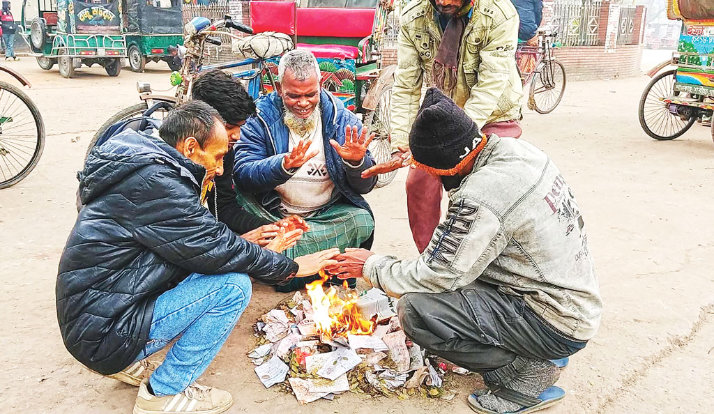 শীতে কাঁপছে সারা দেশ ভোগাচ্ছে ঘন কুয়াশা