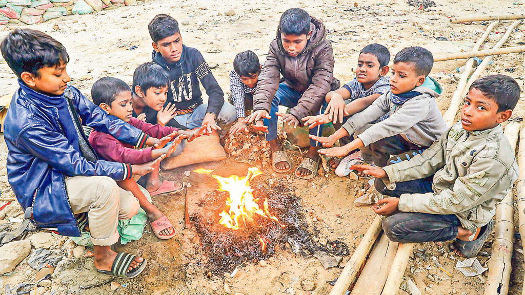 তীব্র শীতে কাঁপছে দেশ, হাসপাতালে বাড়ছে রোগী