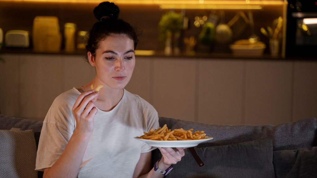 রাতে ক্ষুধা লেগে ঘুম ভেঙে যায় কেন? জেনে নিন সমাধান